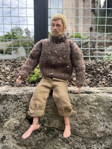 Action man hand - man., aran